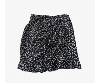 falda corta negra y blanca