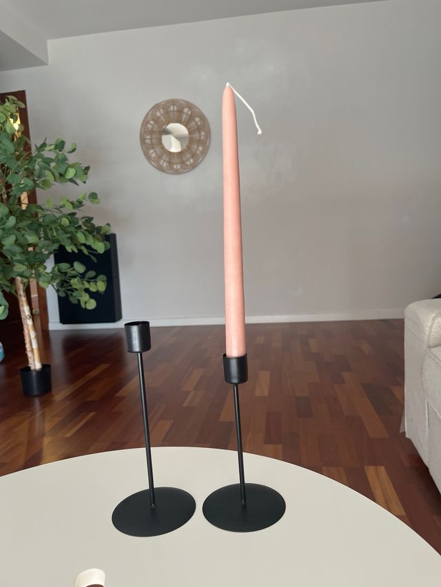 Dos candelabros negros