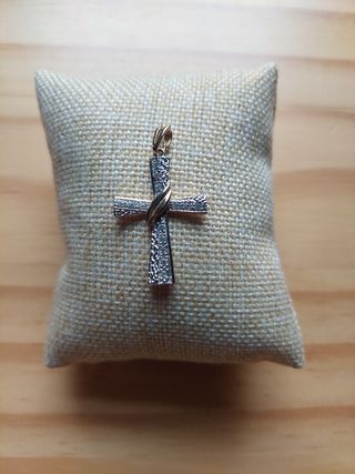 Cruz dorada y plateada