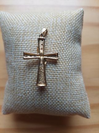 Cruz dorada y plateada