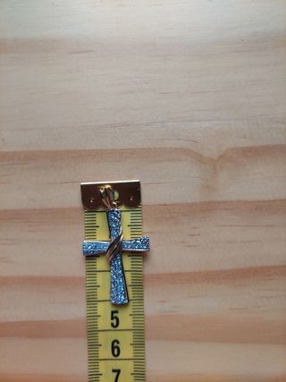 Cruz dorada y plateada