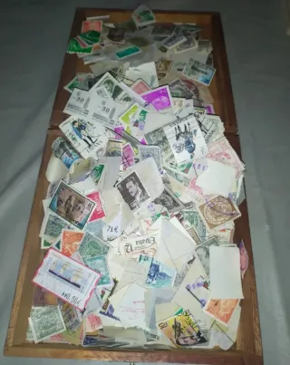 Caja de sellos antiguos y 2 albums a estrenar