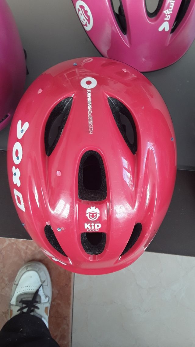 Cascos y adulto y niño