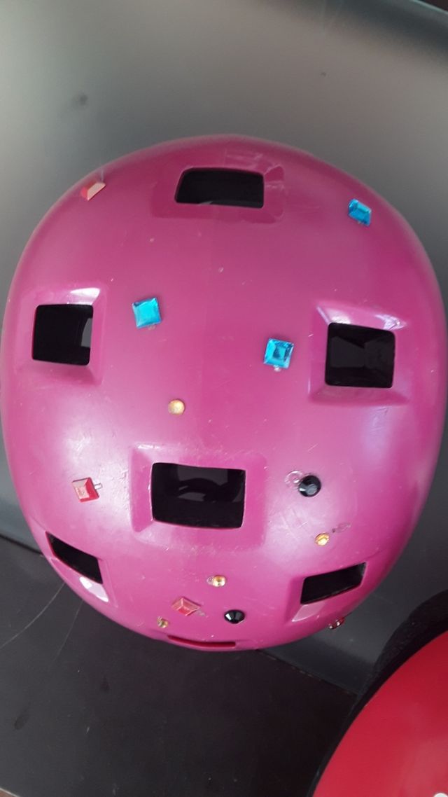 Cascos y adulto y niño