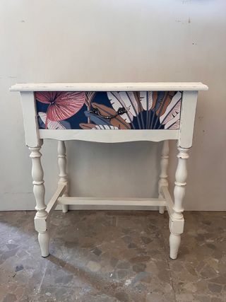 Bonita mesita auxiliar pintada