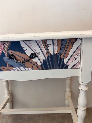 Bonita mesita auxiliar pintada