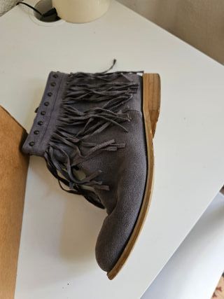 Botines de antelina con flecos y tachuelas Vitivic