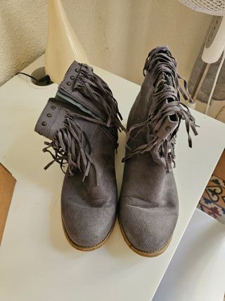 Botines de antelina con flecos y tachuelas Vitivic