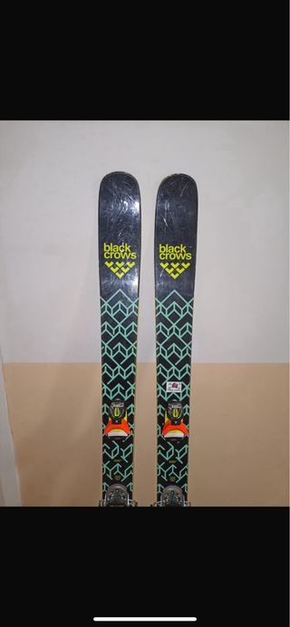 esquis black Crowns + fijaciones look pivot