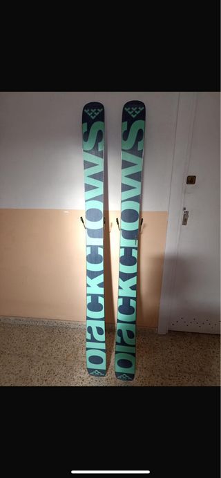 esquis black Crowns + fijaciones look pivot