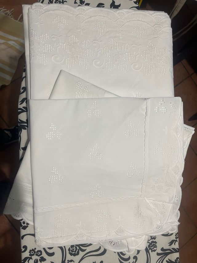 Lenzuolo con federe in cotone ricamo sangallo