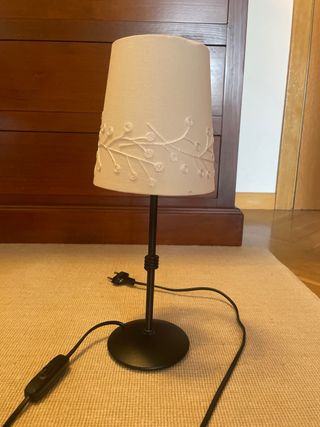 Pie de lámpara negro y pantalla blanca Ikea