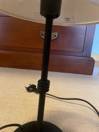 Pie de lámpara negro y pantalla blanca Ikea