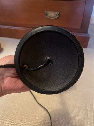 Pie de lámpara negro y pantalla blanca Ikea
