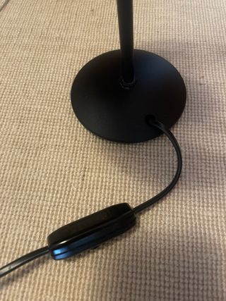 Pie de lámpara negro y pantalla blanca Ikea