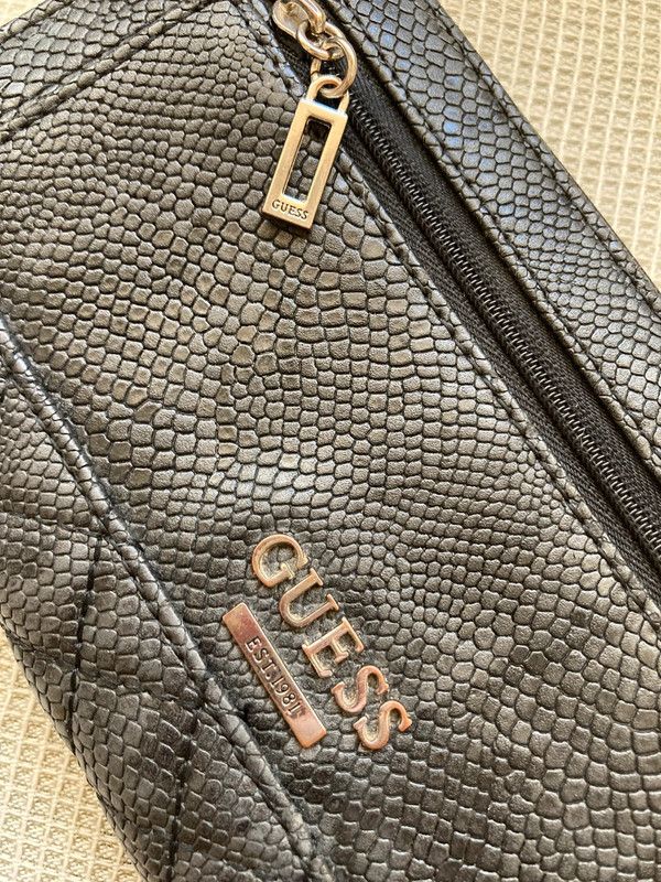 Cartera de mano Guess negra