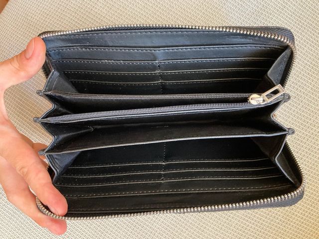 Cartera de mano Guess negra