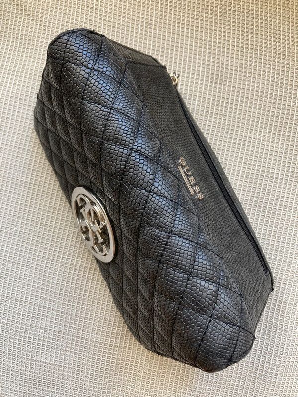 Cartera de mano Guess negra