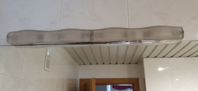 Luz de 80cm x 5cm de ancho tipo aplique.