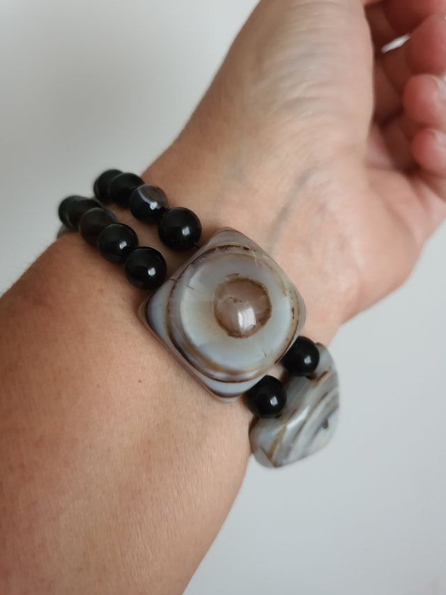 Pulsera elástica. Piedra Ágata gris tallada