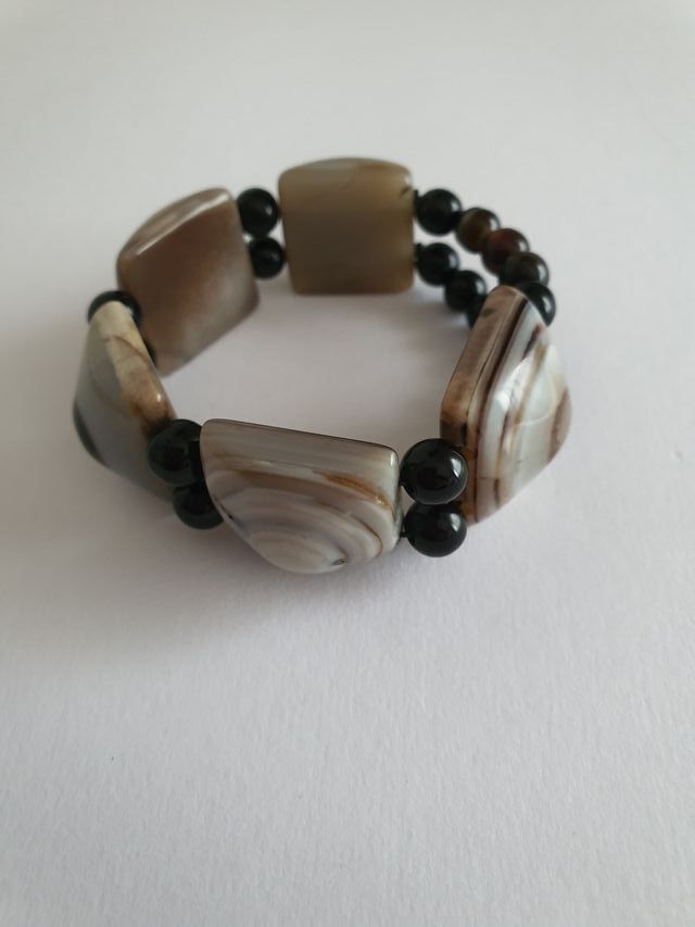 Pulsera elástica. Piedra Ágata gris tallada