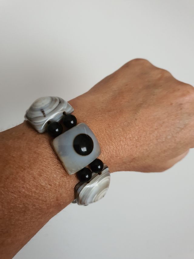Pulsera elástica. Piedra Ágata gris tallada