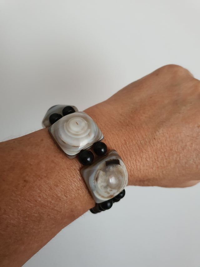 Pulsera elástica. Piedra Ágata gris tallada