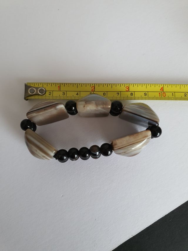 Pulsera elástica. Piedra Ágata gris tallada