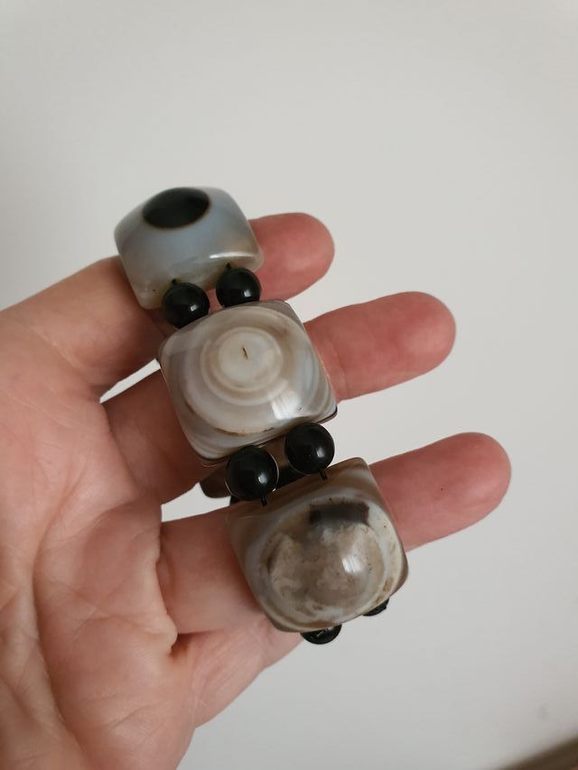 Pulsera elástica. Piedra Ágata gris tallada