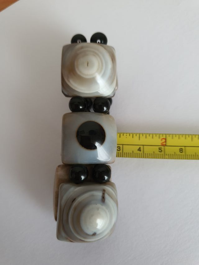 Pulsera elástica. Piedra Ágata gris tallada