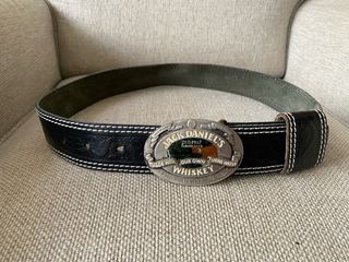 Cinturón negro con hebilla metálica