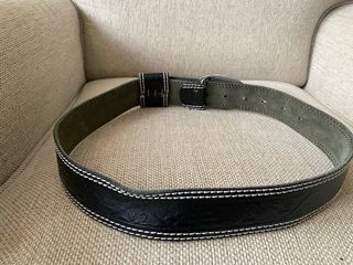 Cinturón negro con hebilla metálica