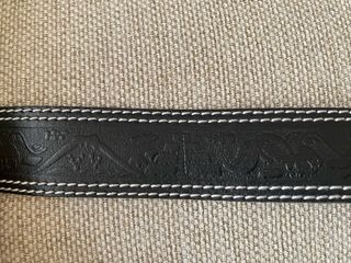 Cinturón negro con hebilla metálica