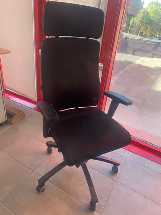 Vendo 2 sedie da ufficio ergonomiche.