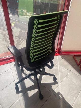 Vendo 2 sedie da ufficio ergonomiche.