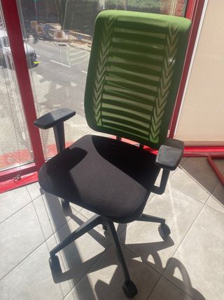 Vendo 2 sedie da ufficio ergonomiche.