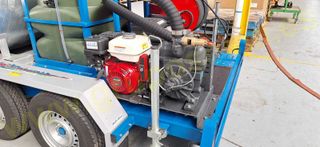 EQUIPO ARRASTRADO DE SUCCION Y LIMPIEZA