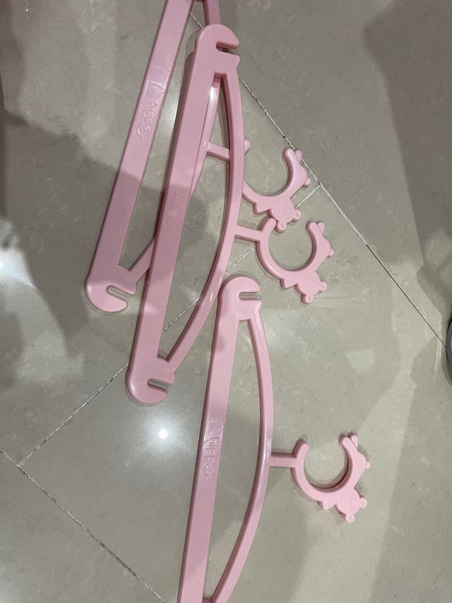 16 Perchas para bebe en rosa