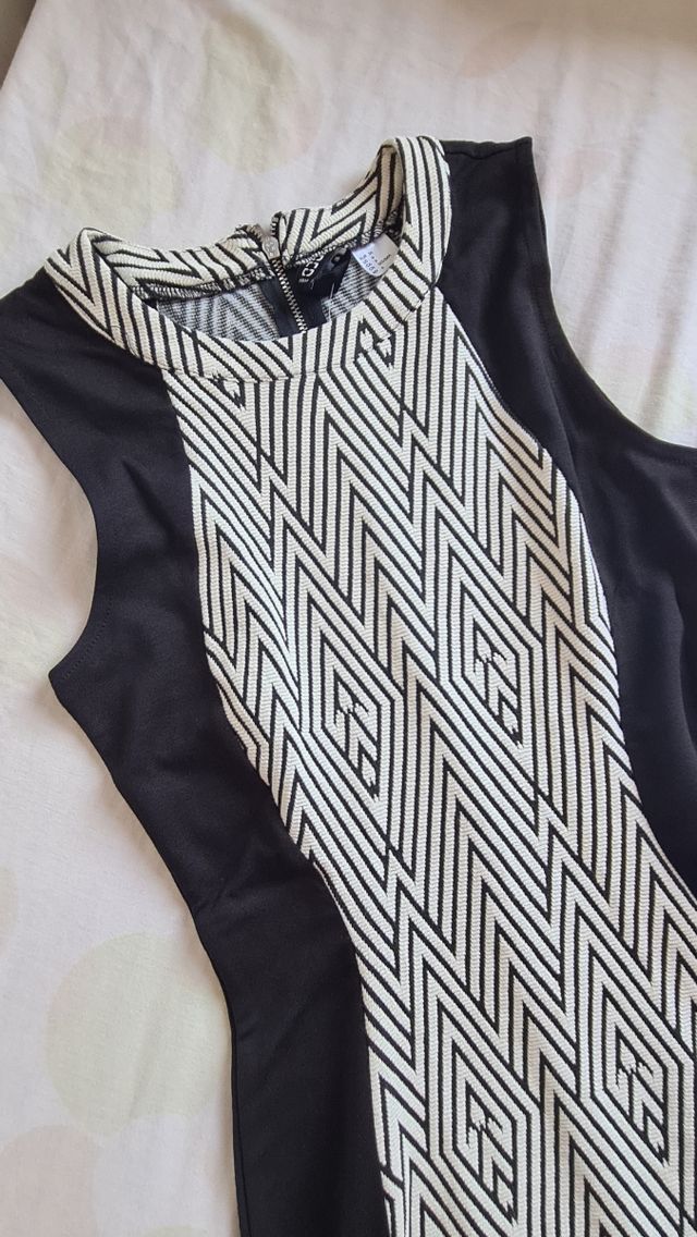 Vestido con estampado blanco y negro