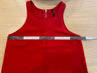 Blusa roja sin mangas