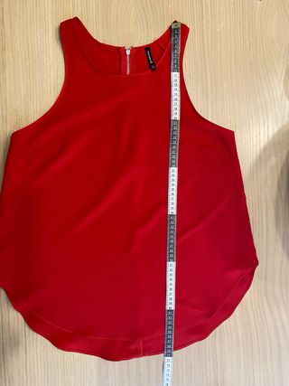Blusa roja sin mangas