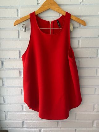 Blusa roja sin mangas