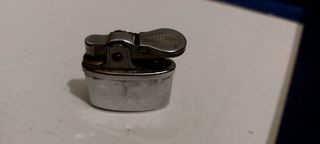 Mechero de metal recargable incrustado en petaca