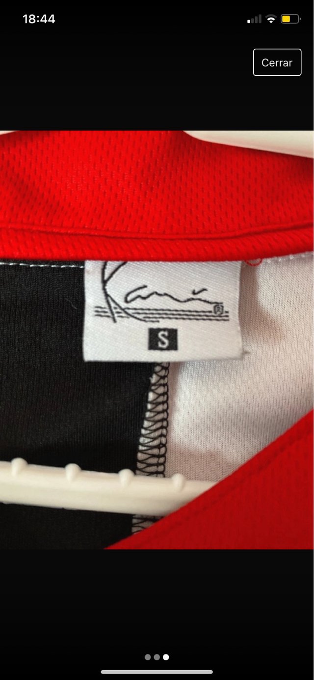 Camiseta Karl Kani con botones