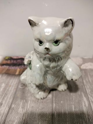 Gata porcelana vintage mas de 40 años