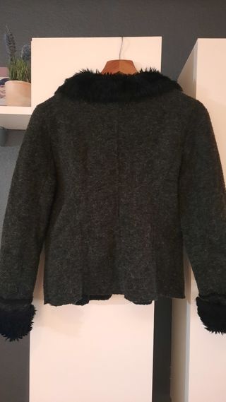 Chaqueta corta con pelo por fuera
