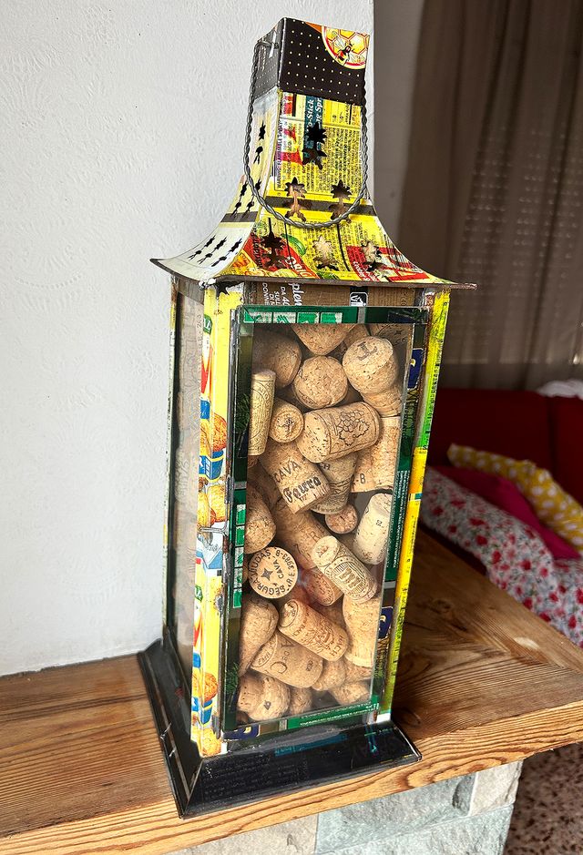 Fanal de colores vintage relleno de corchos