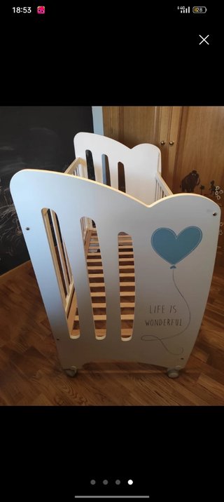 Cuna bebe madera con dibujo corazón azul