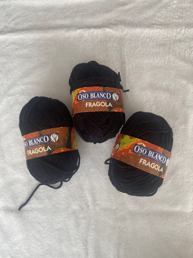 3 ovillos lana negra