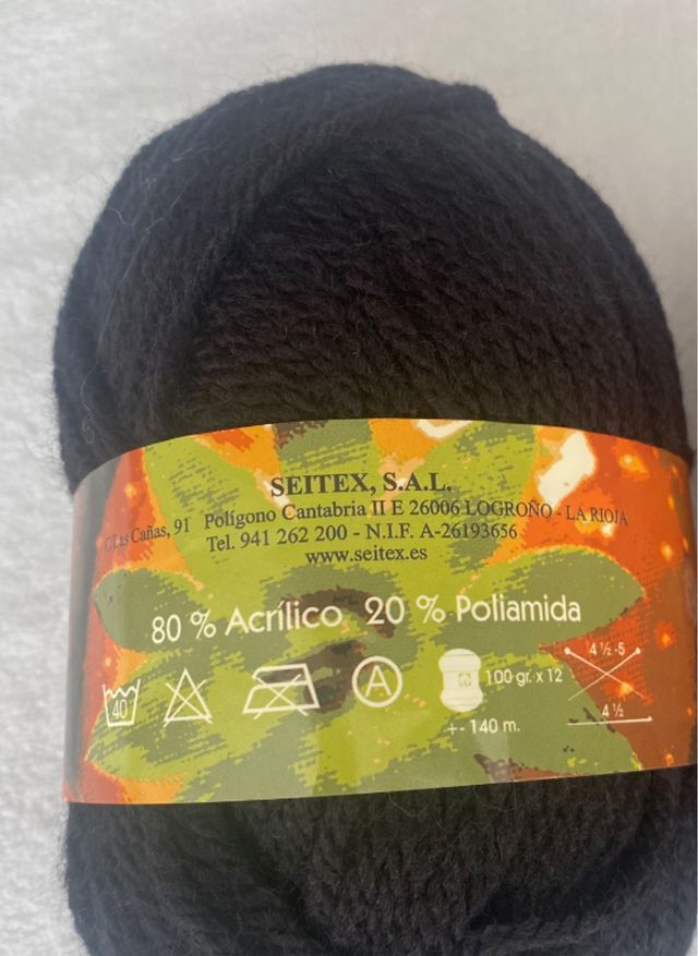 3 ovillos lana negra